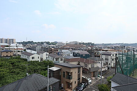 南側バルコニーからの眺望。明るい陽射しが射し込みます(眺望は永続的に保証されるものではありません)。