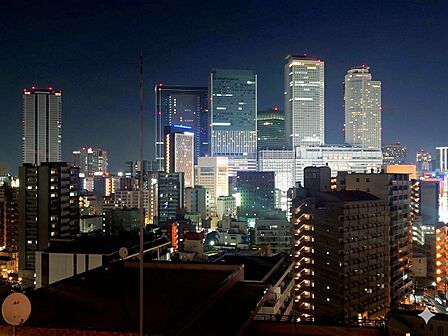 バルコニーからの眺望(夜:眺望は永続的に保証されるものではありません)