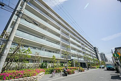 外観：2017年2月築　総戸数107戸のマンションです。