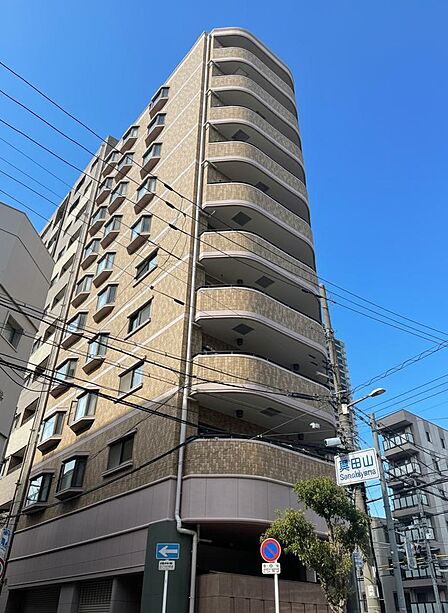 地上10階建ての建物外観です。