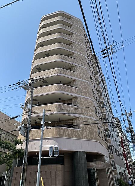 別角度からの建物外観です。