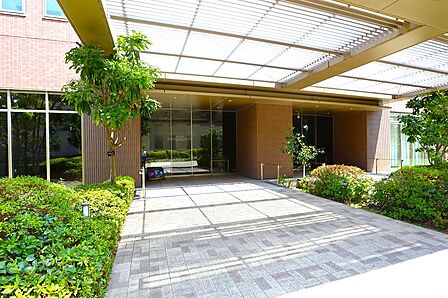 緑の植栽がきれいなエントランスです。