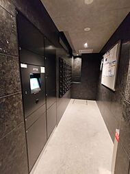 再配達のストレスを軽減する宅配BOXあり／黒色を基調とした共用部