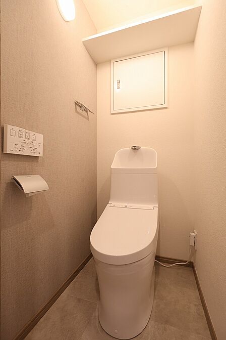 温水洗浄便座付きのトイレ