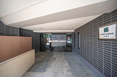 階段とスロープを設置しているエントランス。