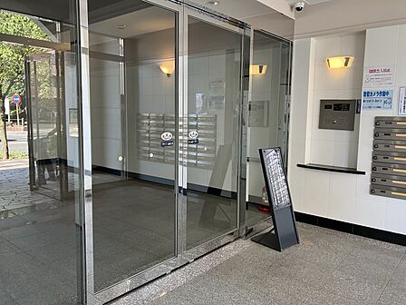 ガラス面を多く採用した開放感のある共用空間