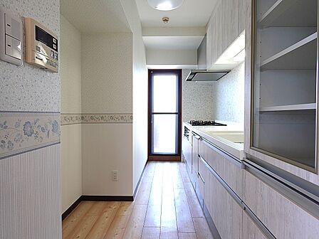 キッチンにはバルコニーへの勝手口あり