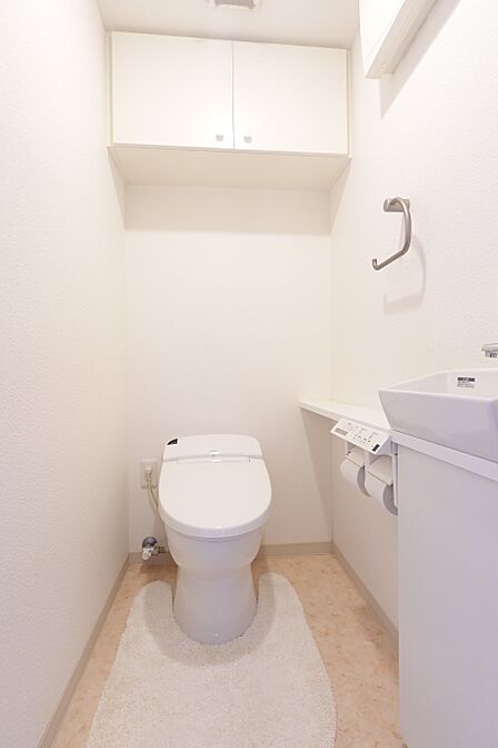 掃除やお手入れもしやすいタンクレスを採用