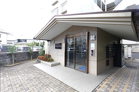 オートロック機能付きマンション入口の様子