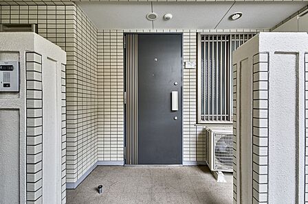 戸建て感覚を演出する約4.34平米のオープンポーチ。