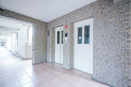 エレベーターは2基ございます。