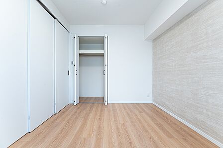 南向きの約6.1帖の洋室