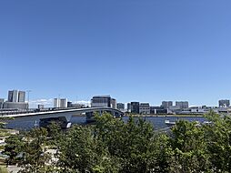 バルコニーからの眺望、晴海運河と晴海緑道公園の眺望が楽しめます。