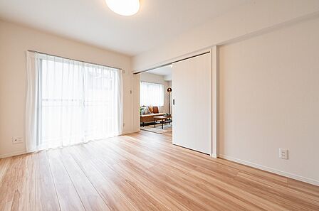 バルコニーに出れる約6.5帖の洋室2