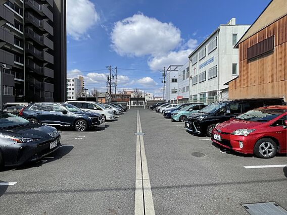 敷地内平面駐車...