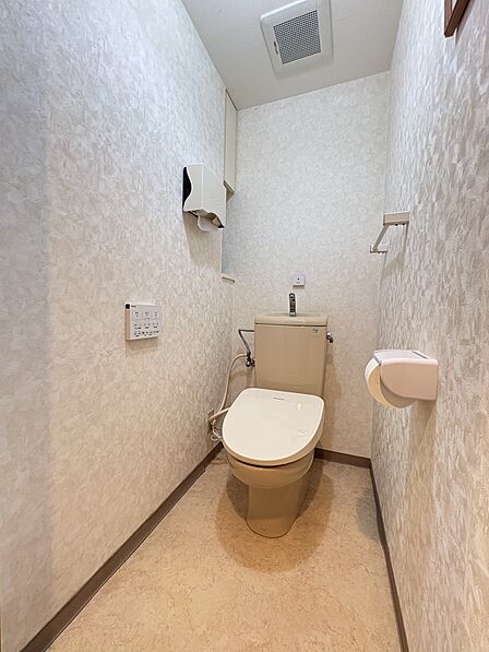 温水洗浄便座、便器フタ自動開閉機能付きなので、快適にご使用いただけます。