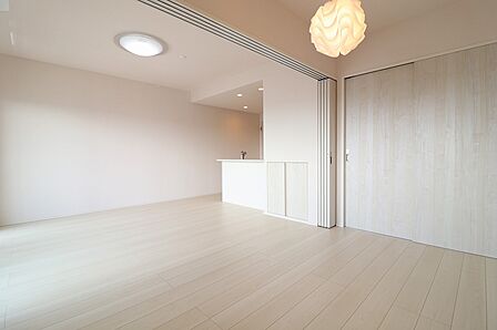 可動間仕切り洋室とLDKを合わせると約17.4帖の空間になります(2025年2月撮影)