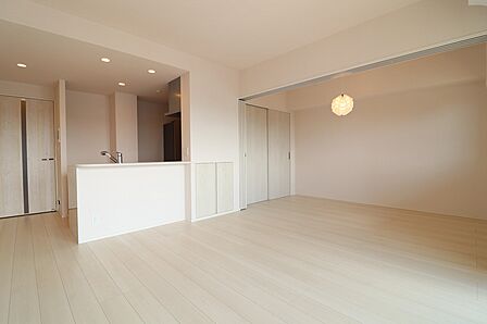 可動間仕切り洋室とLDKを合わせると約17.4帖の空間になります(2025年2月撮影)