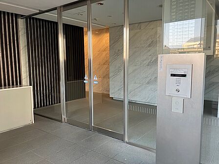 オートロックの備わったエントランス