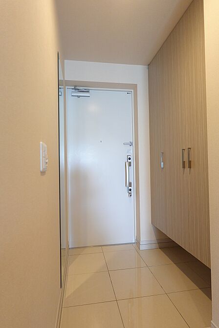 玄関、下足入