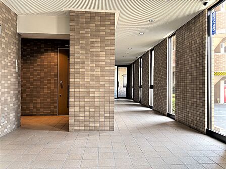 　エントランスホールからエレベーター方向