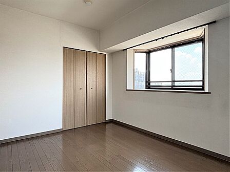 　洋室の出窓とクロゼット収納
