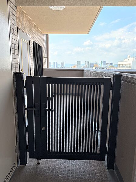 　専用ポーチ前には門扉あり