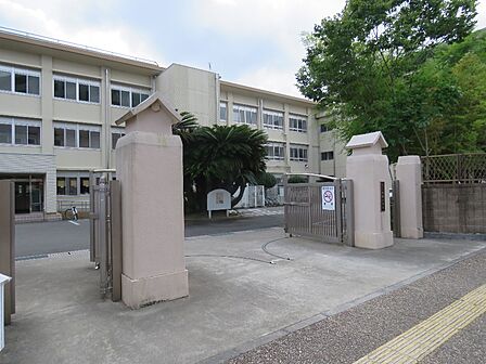 附属小学校まで320m