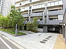 外観：マンション駐車場入り口
