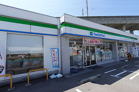 ファミリーマート東金沢駅前店