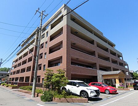 6階建て　外壁タイル張り
