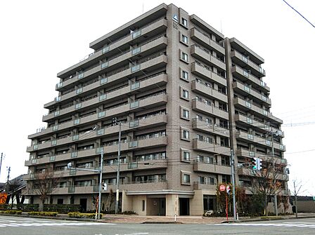 幹線道路に面する瀟洒な建物