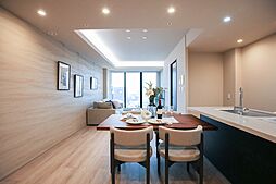 23階部分南東向きにつき、陽当り良好のリビングダイニング