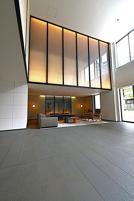自然光が差し込む2層吹き抜けのエントランスホール
