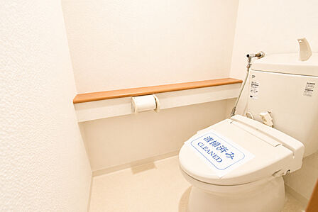 小物や荷物を置ける便利なカウンター付きトイレで、快適にご利用いただけます。