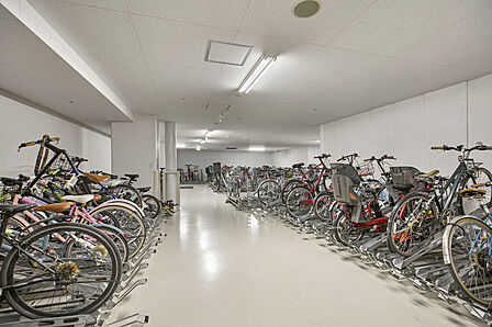 屋内自転車置き場(有償)を備えており、雨や雪を気にせず大切な自転車を保管いただけます。