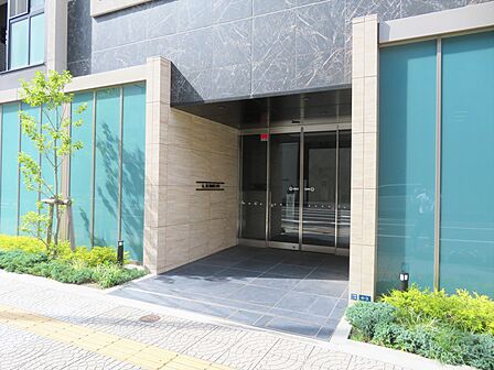 エントランス前外観 街の通りに相応する、流麗なモダンデザイン