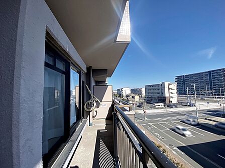 【バルコニー】 陽当たり良好で、晴れた日には洗濯物がカラッと乾きますね