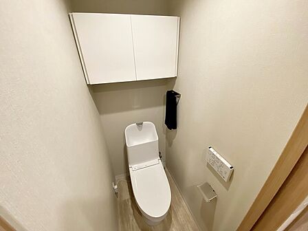 【トイレ】 上部には棚が設置されていますので、衛生用品の保管も出来ます。（新品交換済） 