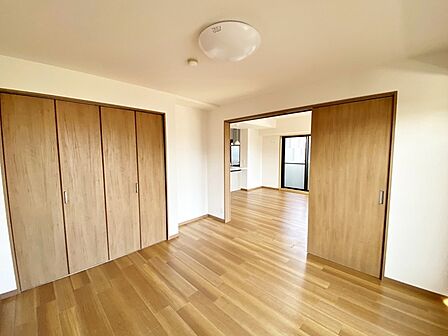 【洋室約6帖】 リビングと続き間の洋室。オープンにして大空間にしたり、クローゼットもあるので個室として使用することもでき便利です。 