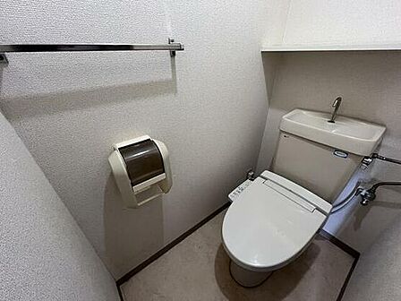 シャワー機能付トイレを設置しています。
