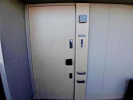 【玄関】 隣室と離れた位置に玄関ドアがあるので、プライバシーが守られます 