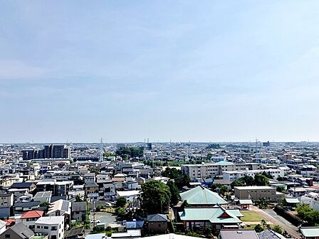 バルコニーからは閑静な街並みを望むことができ、外の空気を感じながら過ごせるスペースです。日常の中で外の景色を眺めることで気分転換もしやすく、ほどよい開放感も感じられます。 