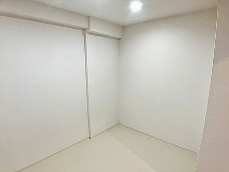 ウォークインクローゼットは、洋服やバッグ、帽子などをまとめて収納できる大容量の収納スペースです!衣類をすっきり整理できるため、お部屋全体を広く使いやすく、日常の片付けもスムーズに行えます。