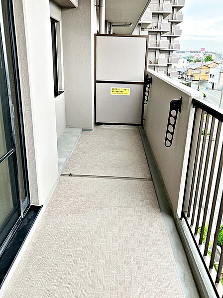 【バルコニー】 洗濯物や布団干しスペースとして使いやすいバルコニーです。日当たりの良い時間帯には洗濯物も乾きやすく、布団干しにも活用できます。日常の家事の中でも便利にお使いいただけるスペースです。