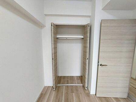 【CL】 クローゼットが備わっていることでタンスを置く必要がなく、室内をすっきりと使えるのが特徴です！出っ張りが少ないためレイアウトの自由度も高く、家具配置もしやすい快適な居住スペースを実現します！ 