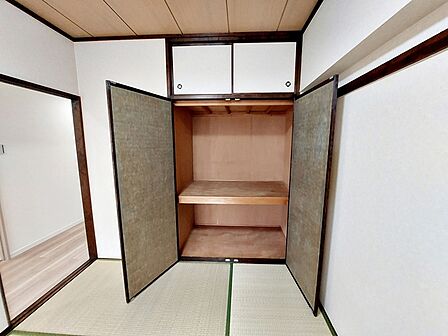 【押入】 和室には押入があり、座布団やお布団などの奥行のある物の収納などに大活躍！ちょっとした着替えやお子様のお昼寝用具などを収納するのにも便利な収納です。  