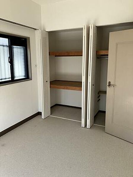 しっかりとした大きさのクローゼットを備えており、衣類や日用品などをすっきりと収納できます。収納スペースにもゆとりがあるため、室内を広く使いやすく、日々の片付けもしやすいのが嬉しいポイントです!