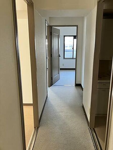 廊下から各部屋へ、どこにいても明るい陽射しを感じられます。廊下を挟んで部屋が分かれているため、リモートワークや勉強にも集中できます。