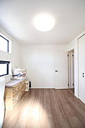 2面採光でやわらかな光が広がる6帖の洋室。北側のお部屋でも明るさを感じやすく、寝室にも子ども部屋にも使いやすい、整った一室です。
